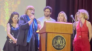 Cristina Escofet ganó el Oro, es profesora en Filosofía, escritora, dramaturga, guionista, investigadora en temas de género, feminista “jungiana” y dice que después de Woody Allen, soy la más psicoanalizada. Cristina Escofet ganó el Oro, es profesora en Filosofía, escritora, dramaturga, guionista, investigadora en temas de género, feminista “jungiana” y dice que después de Woody Allen, soy la más psicoanalizada.