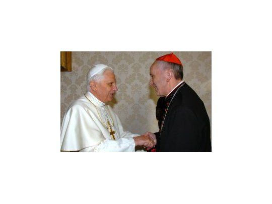 Foto de archivo del 13 de enero de 2007 en el Vaticano de un encuentro de Benedicto XVI con Bergoglio.