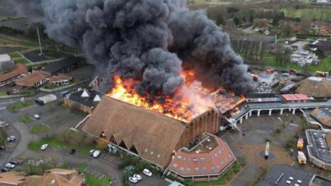 Feroz incendio en las instalaciones del BCM Gravelines-Dunkerque.