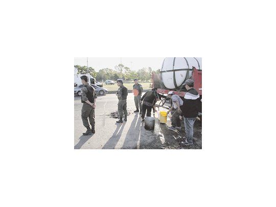 Un camión llevó ayer agua potable a los ocupantes del Parque Indoamericano.