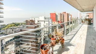 El balcón de un departamento en venta en La Lucila, en Vicente López, una de las zonas más cotizadas del GBA. Sobre la Avenida del LIbertador El balcón de un departamento en venta en La Lucila, en Vicente López, una de las zonas más cotizadas del GBA. Sobre la Avenida del LIbertador
