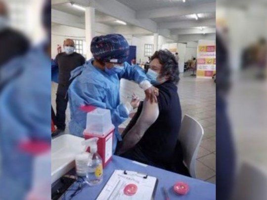 Javier Milei se vacunó contra el coronavirus y estallaron las redes.