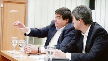 apuntados. Rodrigo Conte Grand (DINE) y Adrián Pérez (Asuntos Políticos) defendieron a Smartmatic.