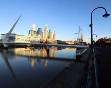 conmocion en puerto madero: un hombre murio tras arrojarse desde el puente de la mujer conmocion en puerto madero: un hombre murio tras arrojarse desde el puente de la mujer