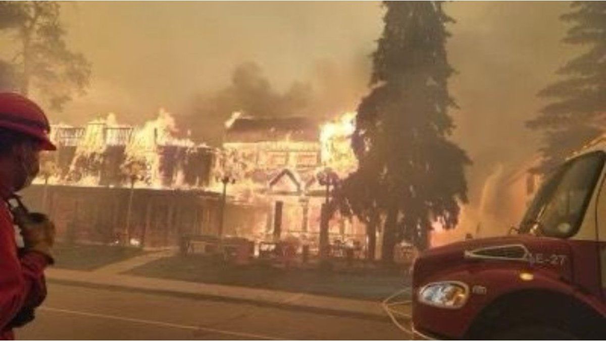 Out-of-control wildfire destroyed much of a major tourist town