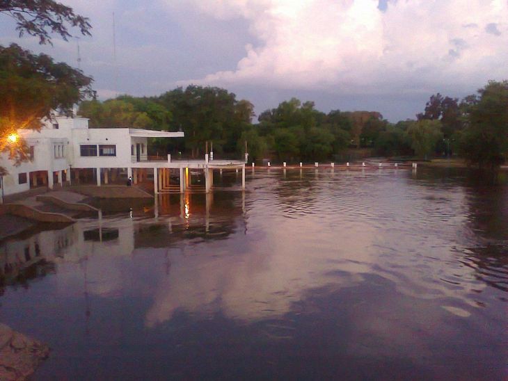 El balneario y el río se convierten en protagonistas durante el verano, con propuestas al aire libre que invitan a disfrutar del entorno natural.