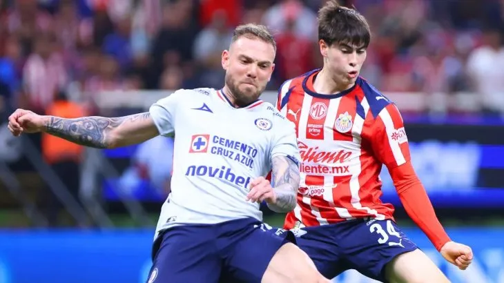 Cruz Azul y Chivas empataron sin goles&nbsp; en el partido de ida por los cuartos de final del Torneo Apertura y este domingo 30 de noviembre definir&aacute;n el pase a semifinales en el Estadio Olimpico.