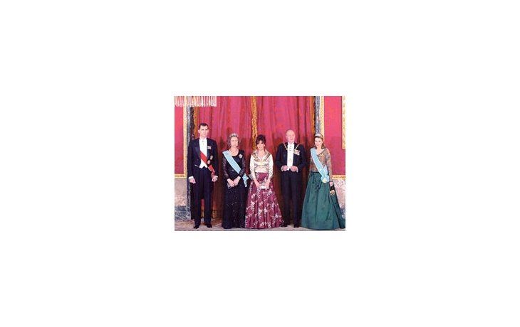 ámbito.com | Para la gala que ofrecieron los reyes, Cristina vistió acorde con los protocolos reales y llevó el Collar de la Orden de Isabel la Católica.