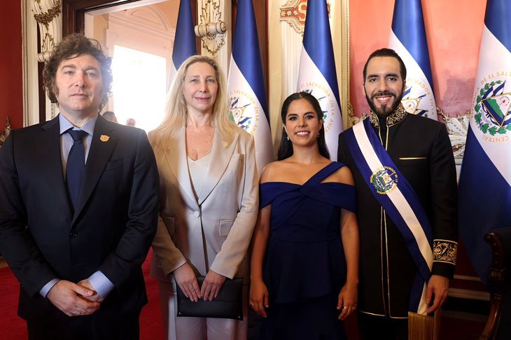 Javier y Karina Milei junto a Nayib Bukele y su esposa, Gabriela Rodríguez. 