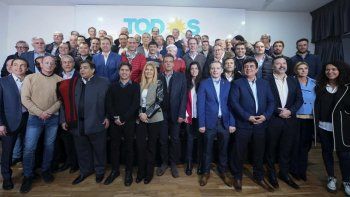 Foto de unidad. Kicillof se mostró junto a Massa e intendentes bonaerenses del PJ.
