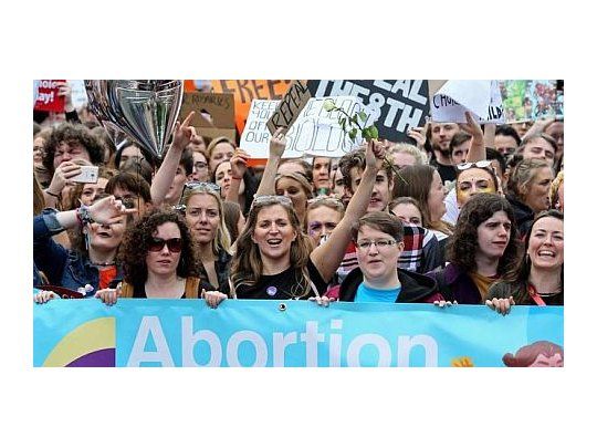 Amplio apoyo de los irlandeses a legalizar el aborto: el Sí se impuso con el 66%