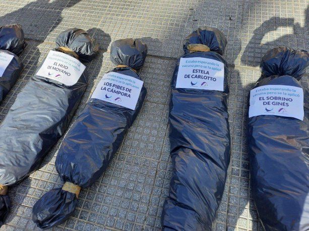 Alberto Fernández compartió las fotos de la falsas bolsas mortuorias.