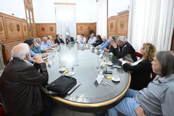 La reunión estuvo encabezada por Guillermo Francos, Santiago Caputo y Julio Cordero