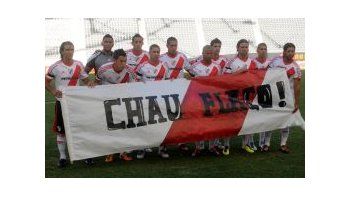 Chau Flaco. Los futbolistas de River muestran la bandera con la que homenajearon a Spinetta.