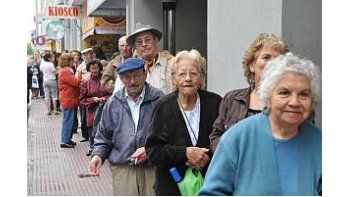 Daniel Scioli prometió que los jubilados que cobran el haber mínimo recibirán el 82% móvil.