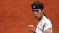 El alivio de Tomás Etcheverry tras superar en la segunda ronda de Roland Garros al francés Arthur Rinderknech, 69° del ranking y un durísimo rival, quien sorprendió con un tenis agresivo en el arranque y se adueñó de los dos primeros sets.&nbsp;