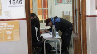 Los argentinos van a las urnas este domingo 26 de octubre para elegir diputados y senadores. Los argentinos van a las urnas este domingo 26 de octubre para elegir diputados y senadores.
