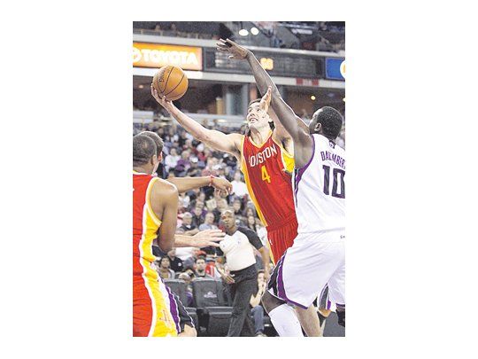 Luis Scola ante Samuel Dalembert. El argentino marcó 10 puntos en el triunfo de los Rockets sobre Sacramento.