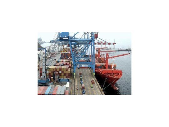 En octubre cayó 43% el superávit comercial
