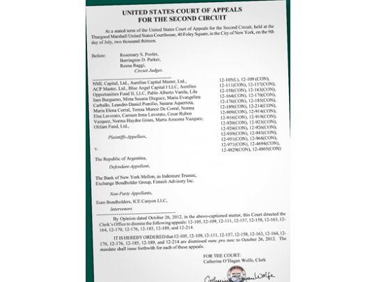 Copy de la decisión técnica y administrativa de ayer de la Cámara  de Apelaciones de Nueva York, que inquietó por ratificar derecho de los fondos buitre a reclamar el ciento por ciento.