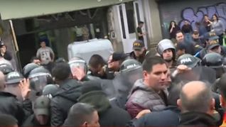 tensión entre manifestantes de la UTA y la policía en el Puente Pueyrredón. 