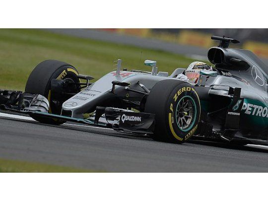 En su tierra, el campeón de la F1 impuso el mejor tiempo y quedó en la mejor posición de cara al GP de Gran Bretaña.