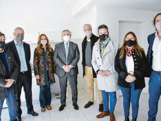 Merlo. Kicillof, Ferraresi, Tolosa Paz, Alberto, Gollan y el intendente, Gustavo Menéndez, anunciaron facilidades para acceder a créditos para vivienda.