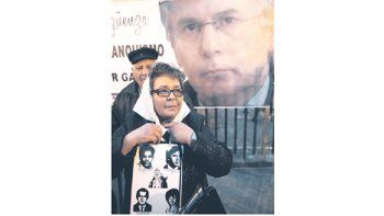 Una mujer con un pañuelo al estilo de las Madres de Plaza de Mayo sostiene un cartel con el rostro de desaparecidos, anoche en la Puerta del Sol.
