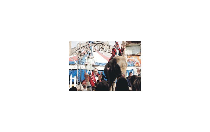 Una escena de «Balada triste de trompeta», el nuevo film de Alex de la Iglesia que formará parte de la programación de Pantalla Pinamar.