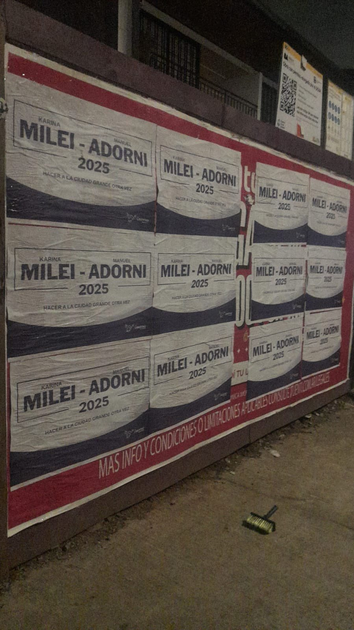 Milei-Adorni, la fórmula vista en los afiches de la Ciudad. Milei-Adorni, la fórmula vista en los afiches de la Ciudad.