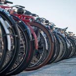 Una bicicleta pensada para la vida urbana conquista a millones con su diseño plegable, motor eléctrico y capacidad para cargas o pasajeros. Una bicicleta pensada para la vida urbana conquista a millones con su diseño plegable, motor eléctrico y capacidad para cargas o pasajeros.