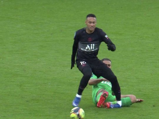 Neymar se lesionó el tobillo izquierdo ante el Saint-Etienne y tuvo que salir en camilla.