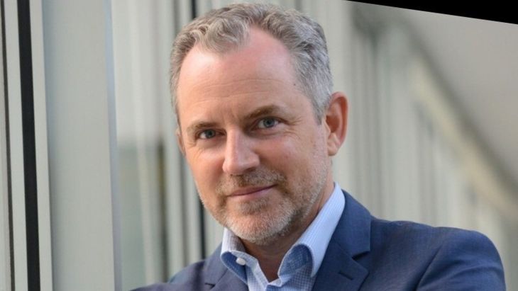 Kimelman, brasileño de origen con ciudadanía alemana, desarrolló la mayor parte de su carrera en Mercedes-Benz, donde ocupó cargos de responsabilidad hasta convertirse en CFO de la filial local.