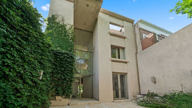 Vista del contrafrente de la casa, una construcción de líneas rectas y estética minimalista, rodeada de verde y privacidad