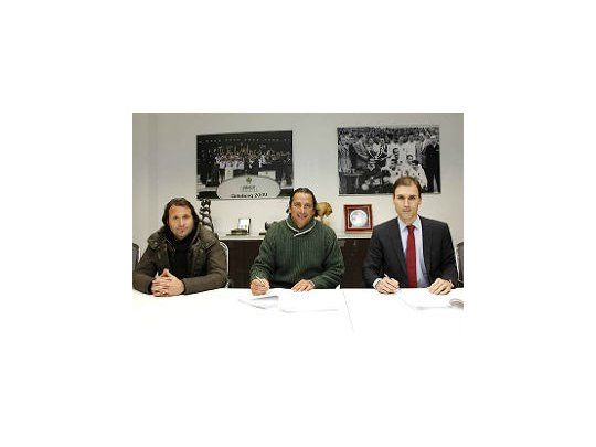 Pizzi, junto al manager Rufete y el director general Luis Cervera (Foto de la web oficial del Valencia).