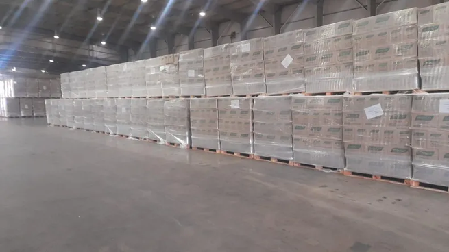 Uno de los galpones donde retienen los alimentos que no entregan.