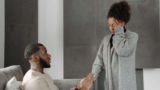 Una conducta habitual en la convivencia, aunque su frecuencia puede variar según cada persona y contexto.