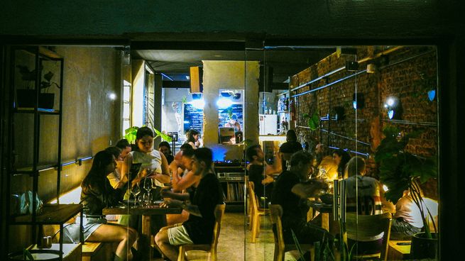 El antiguo garaje de Colegiales que se convirtió en restaurante con vinilos, cocina creativa y vinos de baja intervención.