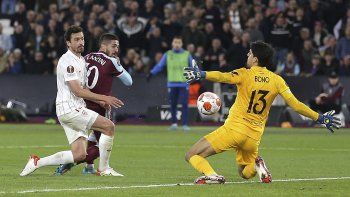 Manuel Lanzini jugó en muy buen nivel en la clasificación de West Ham ante el Sevilla de los argentinos en la Europa League.