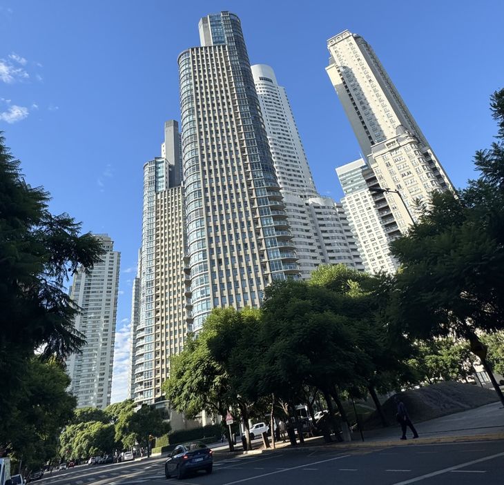Vista de torres residenciales emblemáticas de Puerto Madero, entre ellas los complejos Renoir, Château y El Faro, desarrollos de alta gama que concentran parte de los alquileres más elevados del barrio por su ubicación, altura y vistas abiertas Vista de torres residenciales emblemáticas de Puerto Madero, entre ellas los complejos Renoir, Château y El Faro, desarrollos de alta gama que concentran parte de los alquileres más elevados del barrio por su ubicación, altura y vistas abiertas