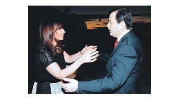 El gobernadorradical K juró ayersu segundomandato en unaceremonia de laque participaron lapresidente Cristinade Kirchner ymiembros delgabinete nacional.