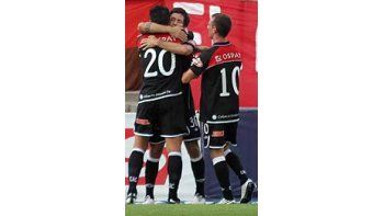 Lucas Acosta abraza a Esteban Fuertes. El histórico goleador después convertiría dos tantos para que Colón consiguiera tres puntos importantes.