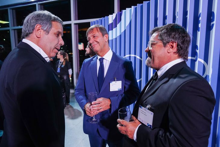 Oscar Zago fue con Caruso Lombardi, su candidato (y DT) para la elección porteña. Oscar Zago fue con Caruso Lombardi, su candidato (y DT) para la elección porteña.