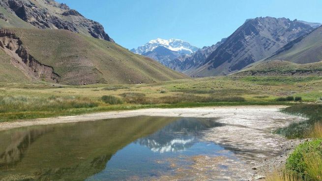 Los cerros, el dique de Potrerillos y la Cordillera de los Andes conforman postales naturales únicas.