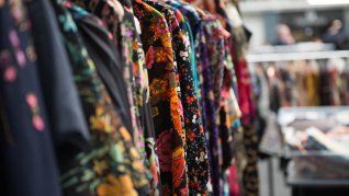 Esta feria de ropa se volvió furor por vender ropa importada a bajos precios. Esta feria de ropa se volvió furor por vender ropa importada a bajos precios.