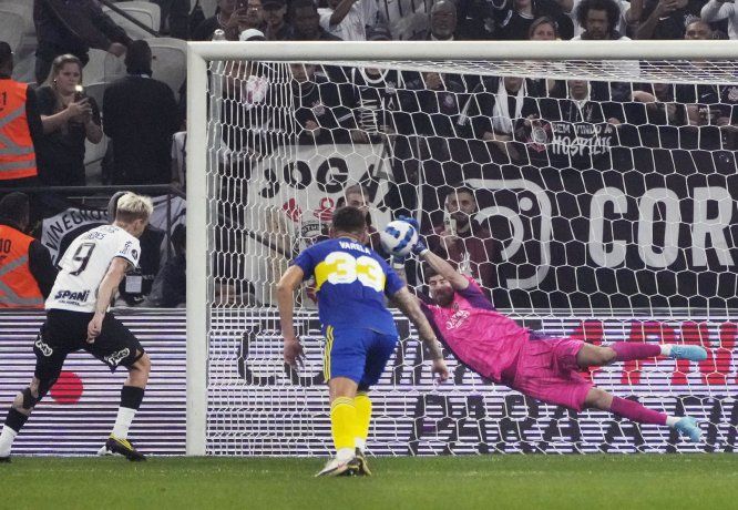 Manos salvadoras. Agustín Rossi contuvo el penal de Corinthians y Boca se trajo un empate de Brasil.