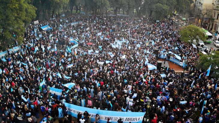 Seguidores de Cristina Kirchner escucharon atentamente las palabras de la expresidenta en Parque Lezama.