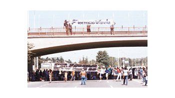 ámbito.com | Los piqueteros del ex convicto Emilio Alí se atrincheraron bajo el puente El Trébol, bloqueando los carriles de la autopista Riccheri que une el Aeropuerto Internacional de Ezeiza con la Capital Federal.