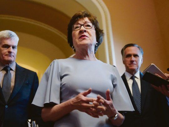 UNANIMIDAD. Los senadores dieron ayer luz verde a la principal medida de Joe Biden para asegurar la reactivación de la economía de EE.UU. En la foto, los senadores republicanos Susan Collins, Bill Cassidy y Mitt Romney anuncian su aval a un nuevo paquete de gasto en infraestructura.