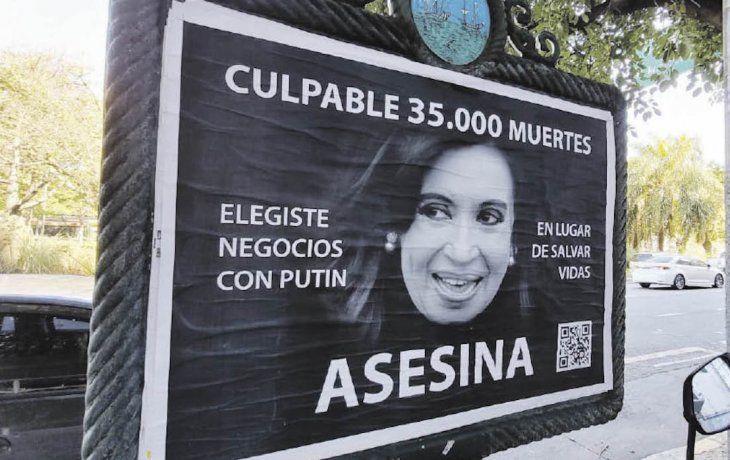 Allanaron la casa de quien habría encargado los afiches difamatorios contra Cristina Kirchner.